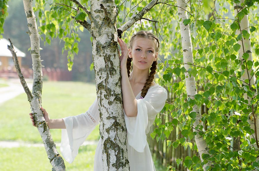 Women in Slavic costumes in Cordoba