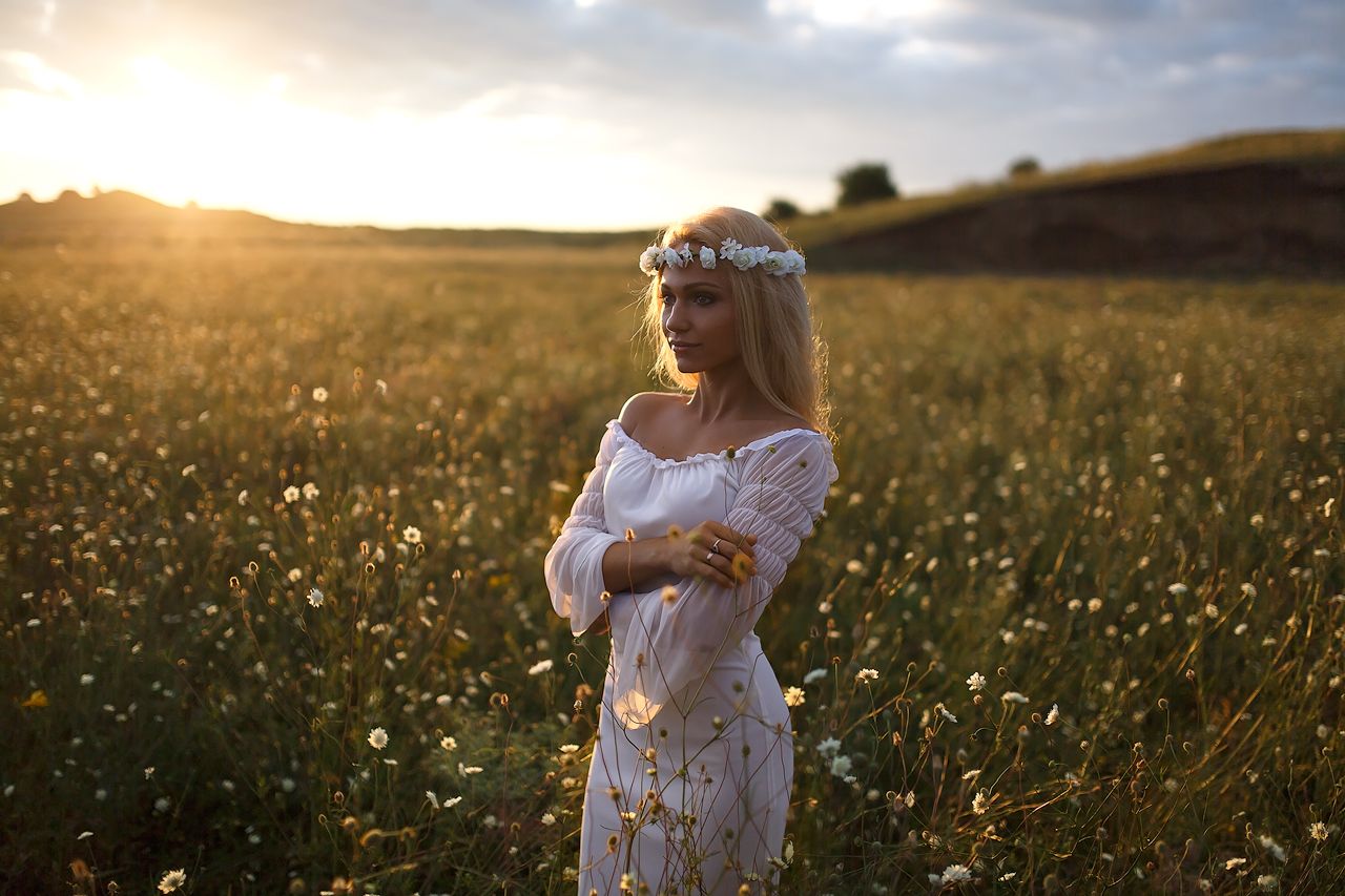 Girls in Slavic costumes in Cordoba