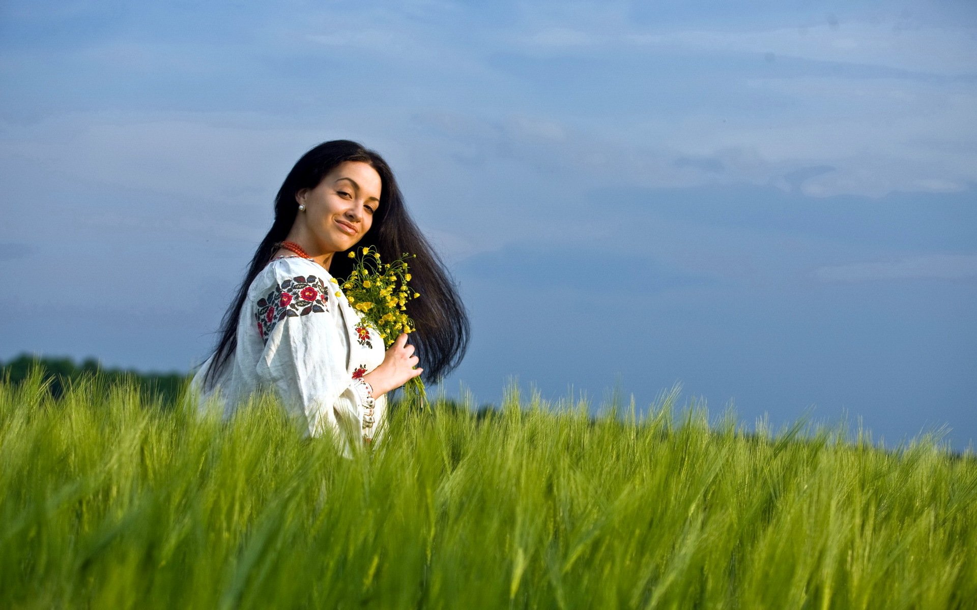 Girls in Slavic costumes in Cordoba